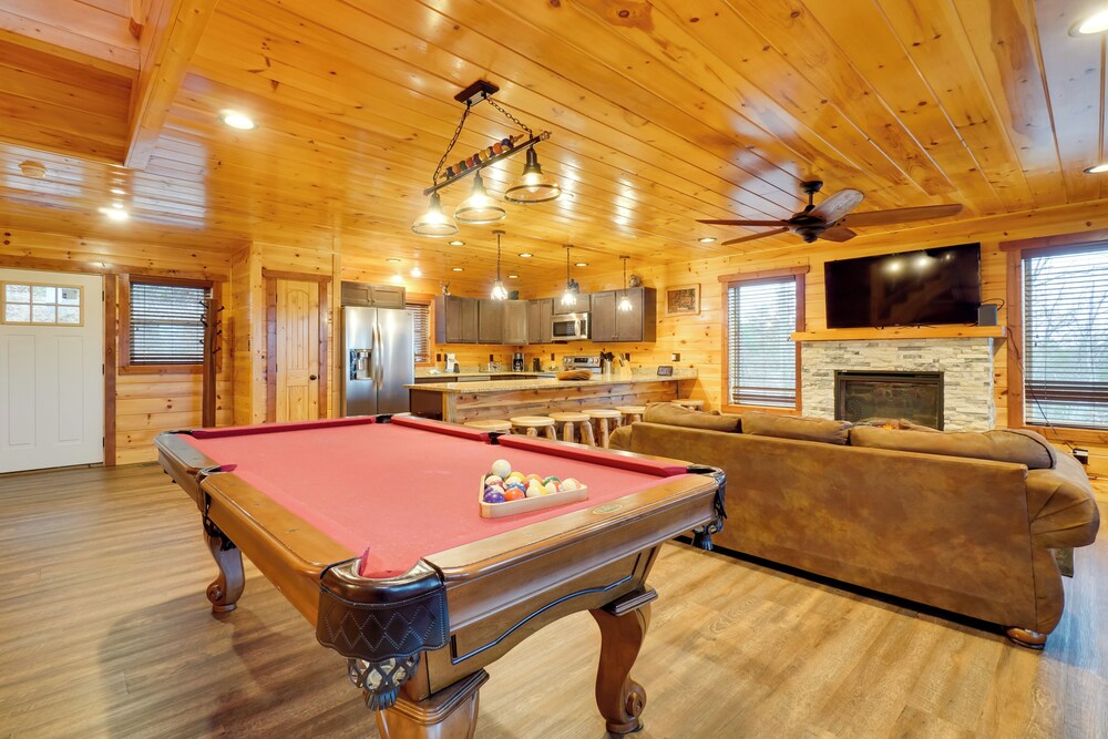 Hot Tub, Game Room & Mtn Views: Sevierville Cabin