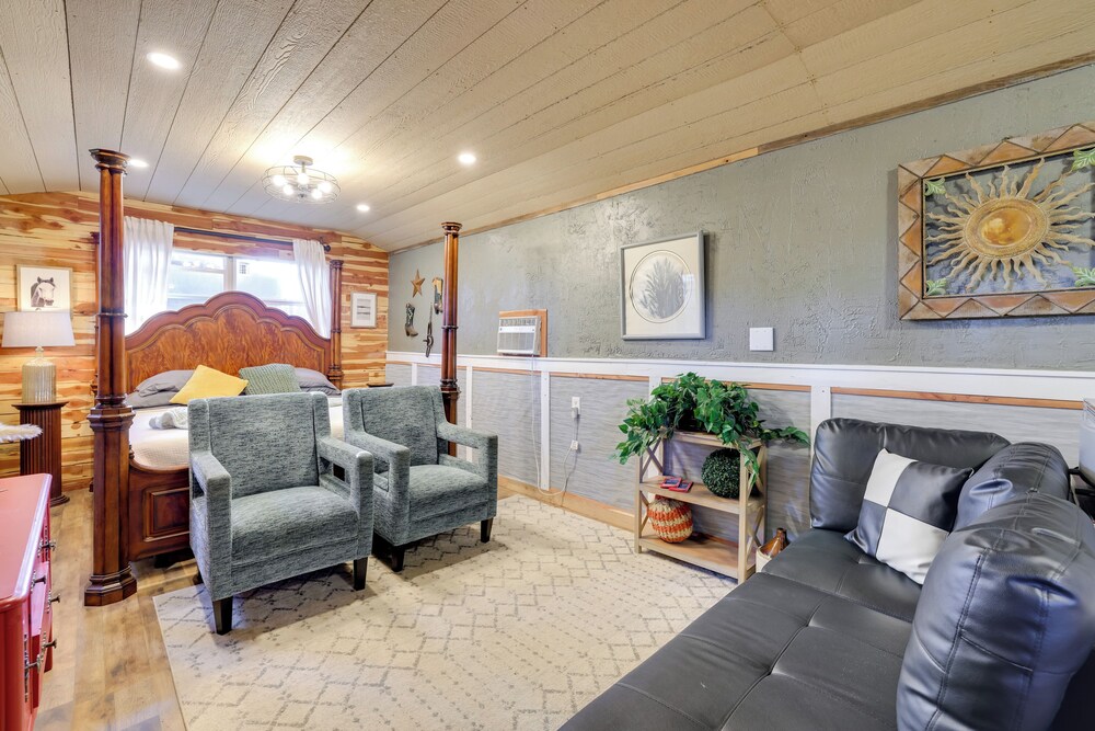 Walk to Grand Lake: Pet-friendly Grove Getaway!
