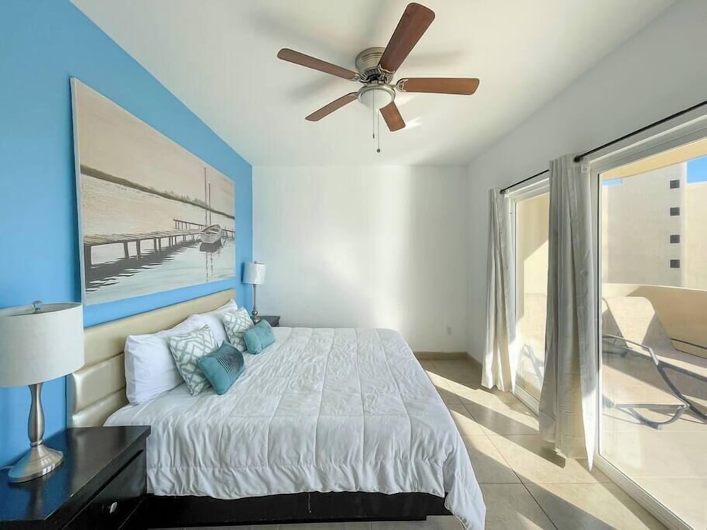 Admire Sea View From a Stunning Condo