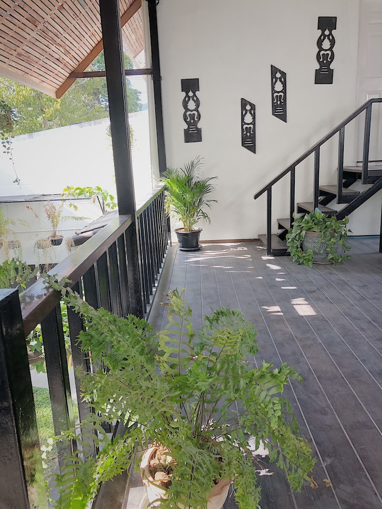 The Reef Hotel & Studios