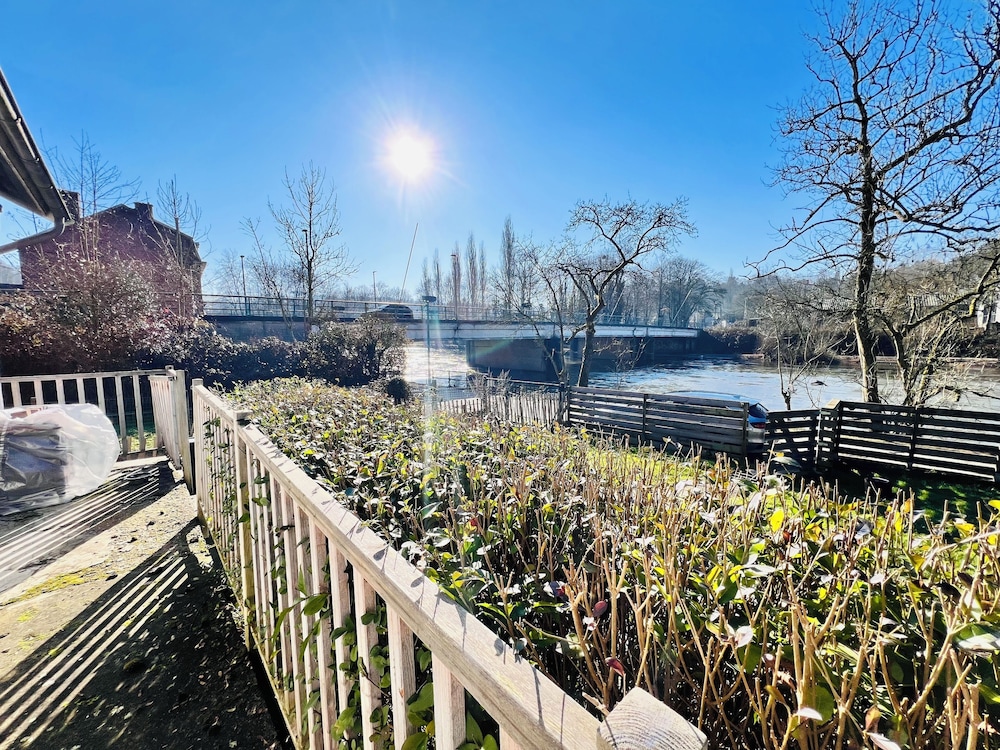 Maison proche rivière avec jardin
