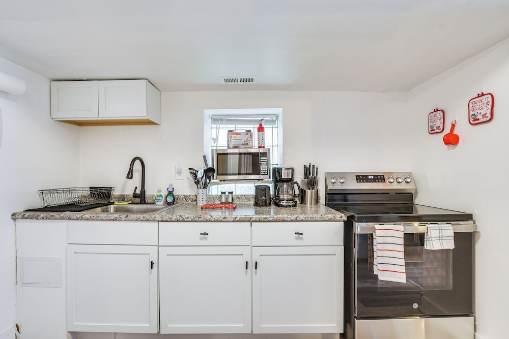 < 2 Mi to Uchicago: Pet-friendly Getaway w/ Yard