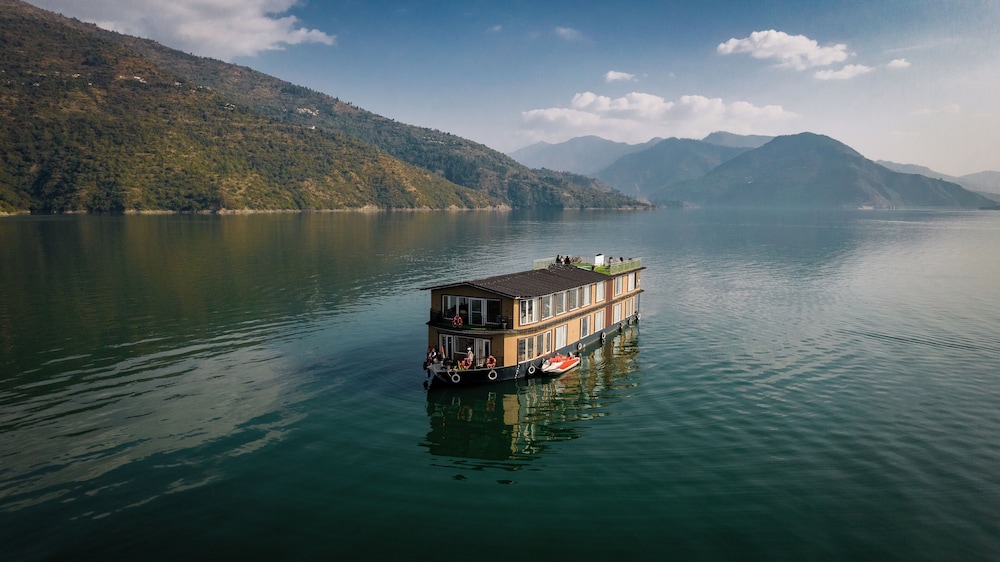 Divine Lake Cruise