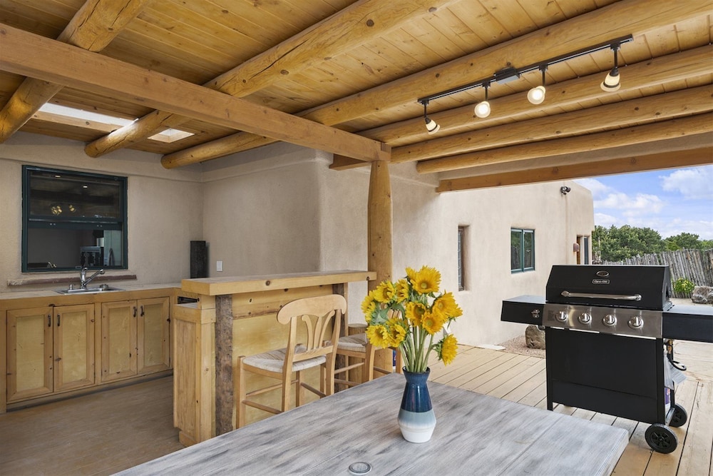 Cielo Lindo - Secluded Southwestern Retreat Within Minutes of Downtown view 4