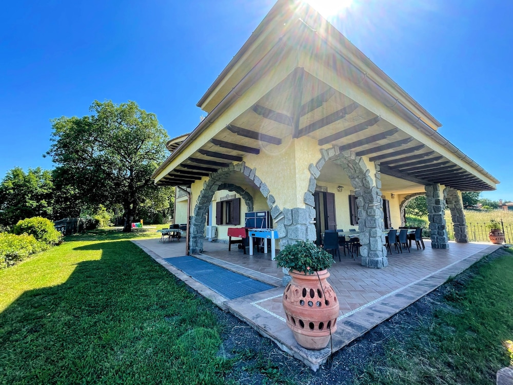 Charming Villa in Umbria - Sleeps 16 - Lake View - Pool, Jacuzzi and Events Room