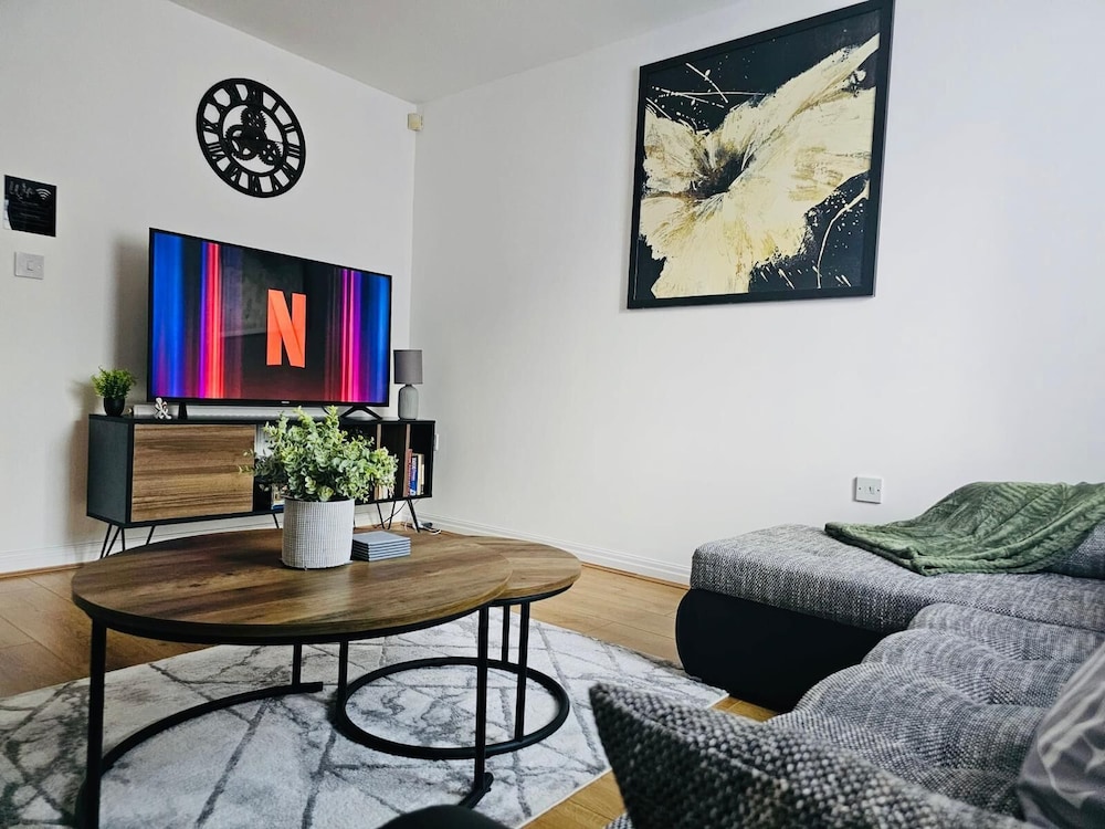 Stylish 3 Bed Home Parking City centre