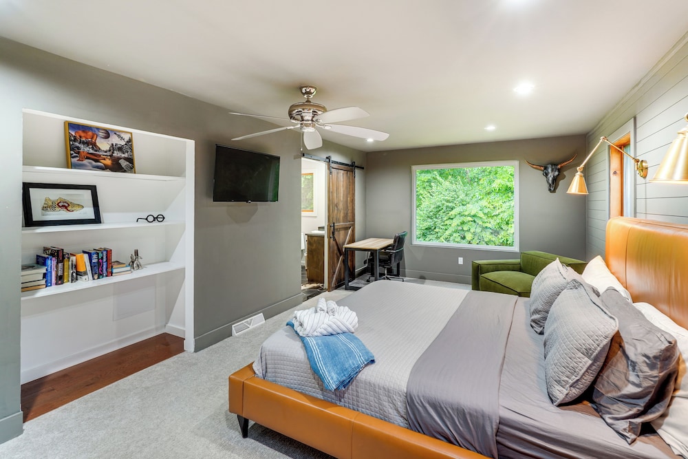 Hot Tub & Theater Room: Getaway in Falling Waters