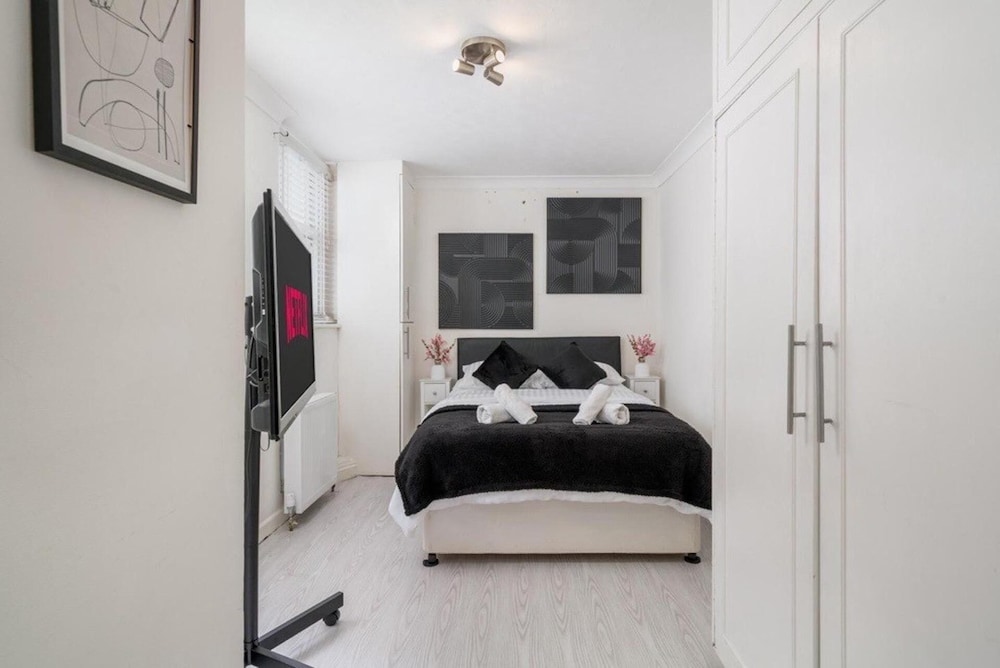 Charming London Apartment Near Edith Grove view 2