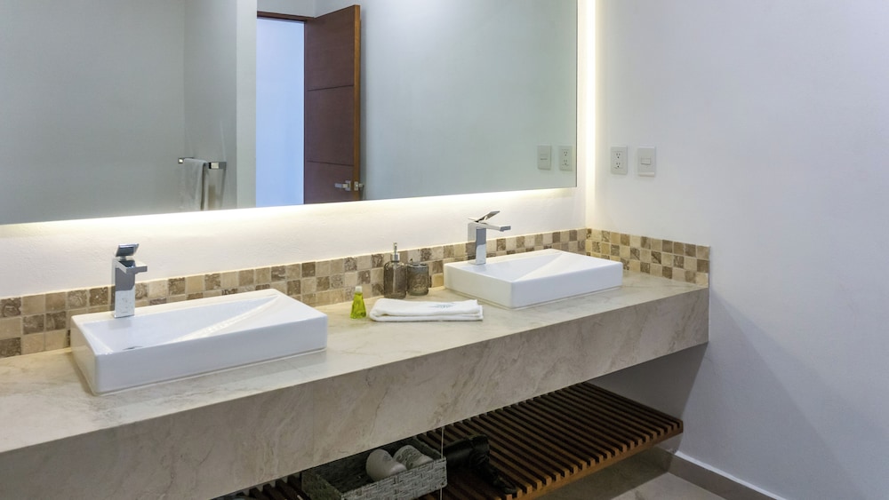Luxury Studio Rooftop Pool and Jacuzzi