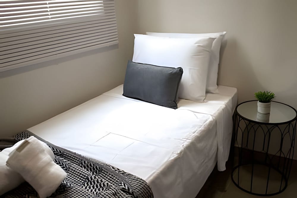 APTO prox Ponte amizade 5 pessoas com AC