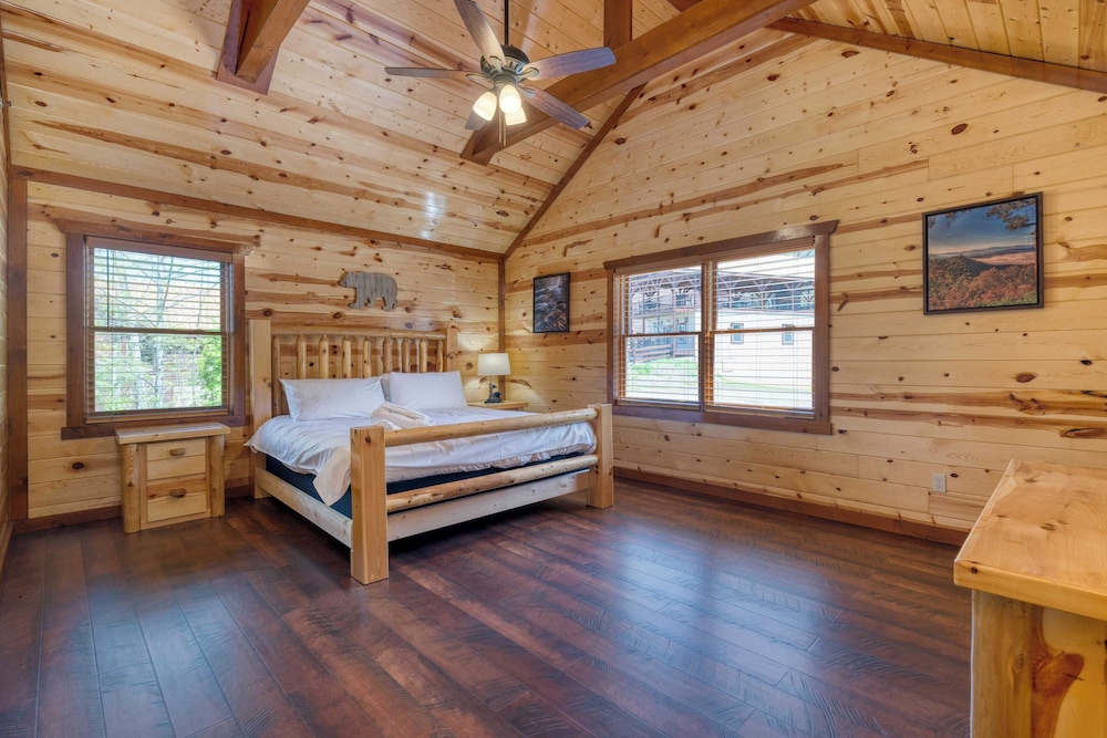 Dolly's Lodge by Avantstay Sleeps 28 - Luxe Smokies Cabin Game Room, Hot Tub, Views, Near Attractions