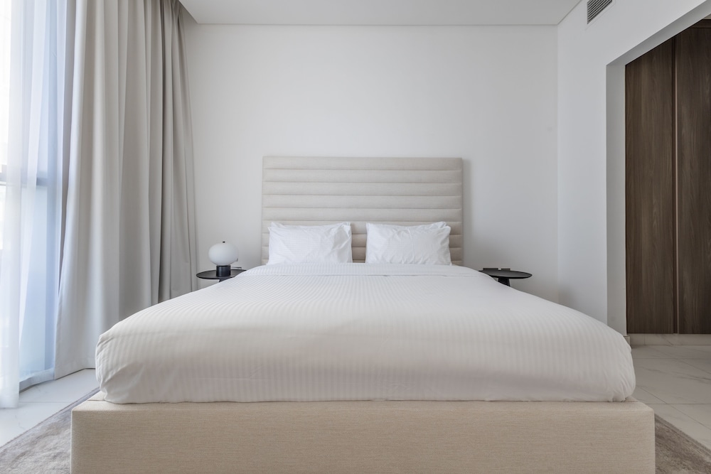 SuperHost - Serene 1BR in District One With Artificial Beach photo 5