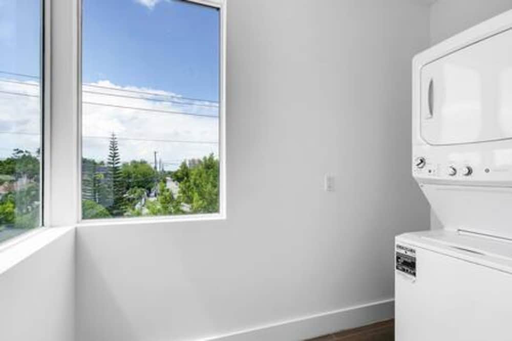 3282 SW 28th St Private Pool 4BD 2 5BA Parking Laundry Wi-fi