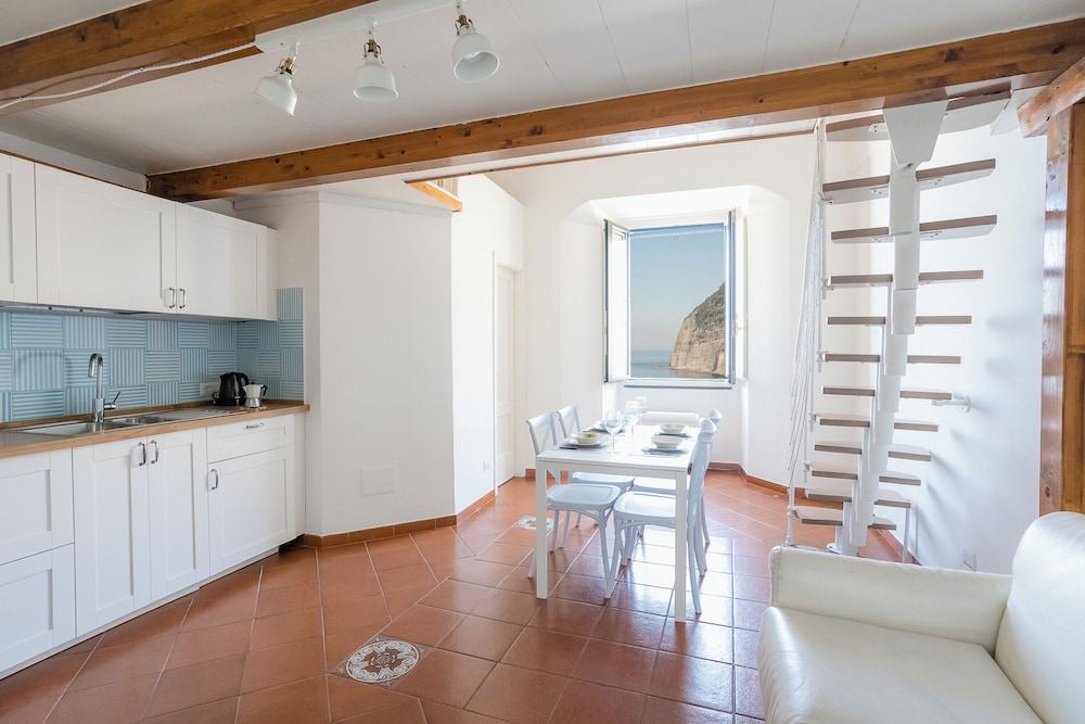 DIPINTO APARTMENTS photo 2