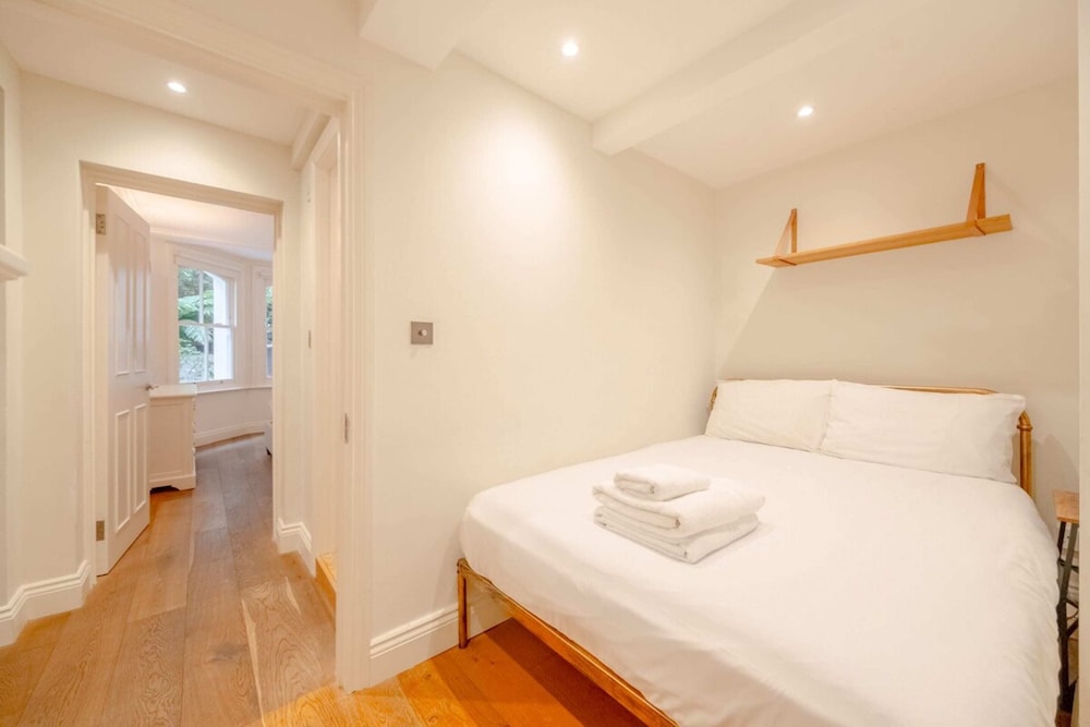Gorgeous 2BD Flat With Patio - South Kensington!