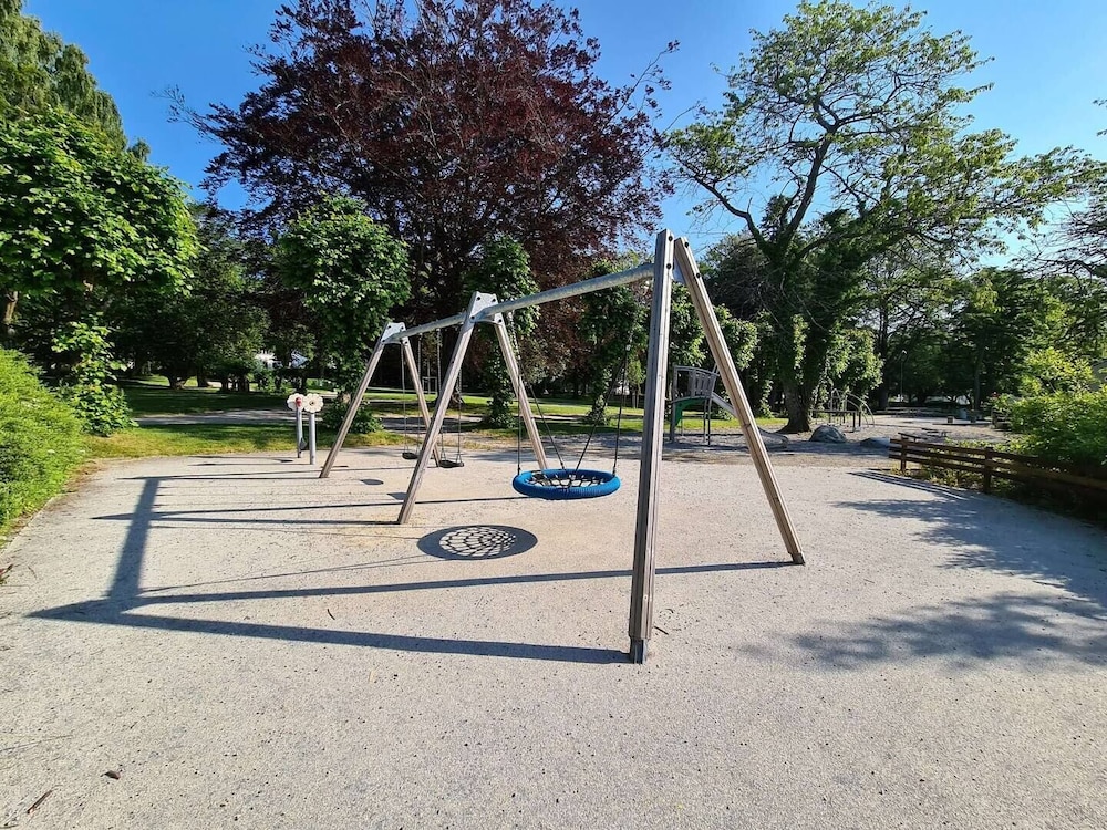 Beautiful, Spacious And Modern, 2-bedroom, Near Center, Free Parking