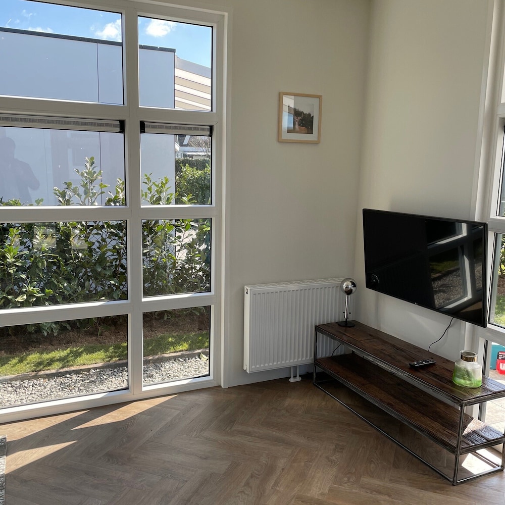 Modern Chalet With a Dishwasher in Lathum