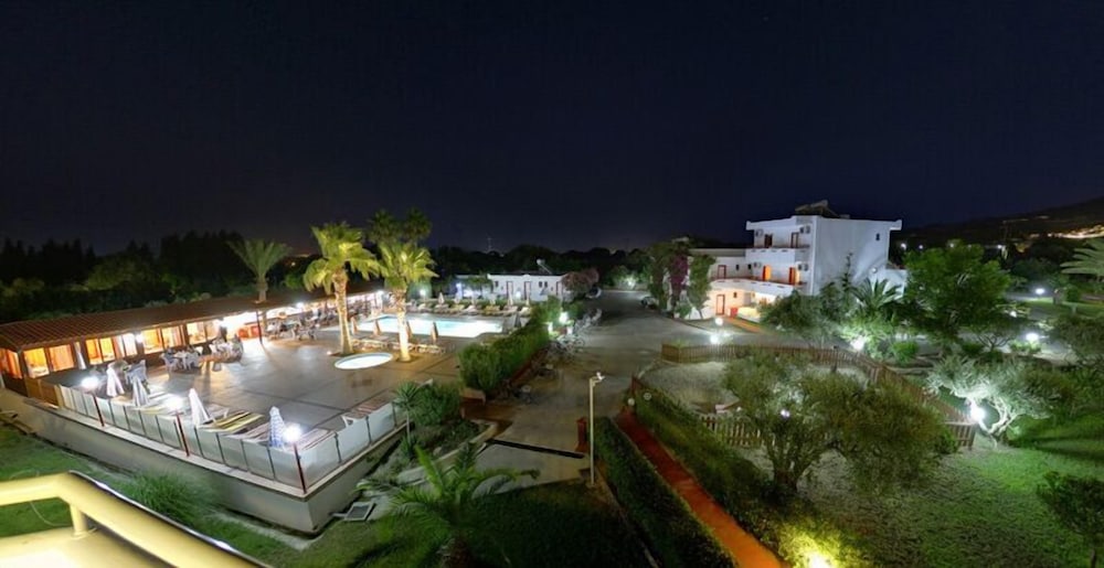 Sandy's Studios Apartments & Log Villas