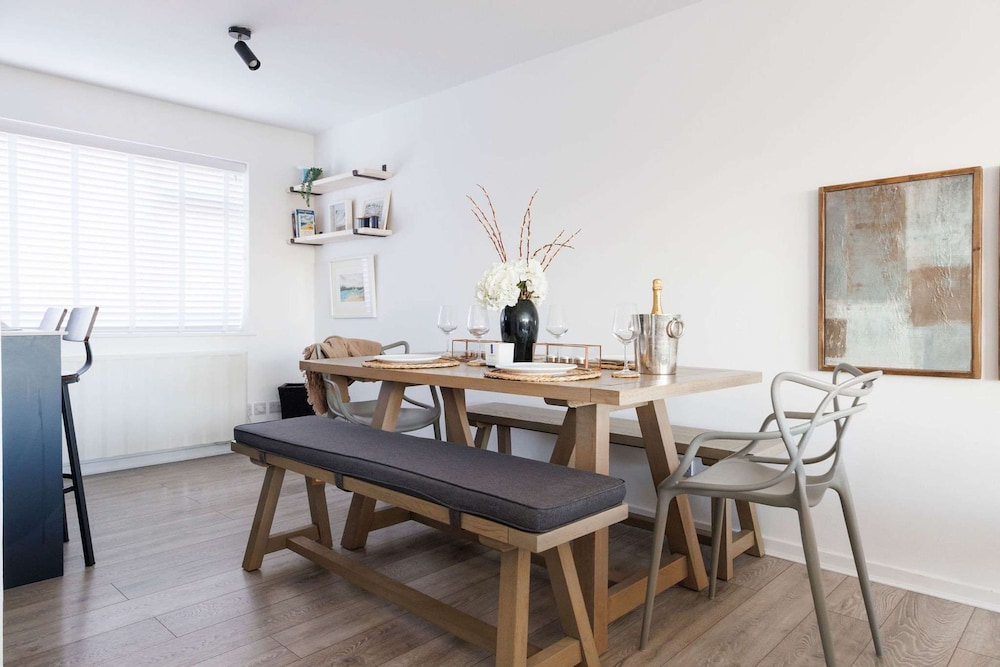 Beautifully Refurbished 4-bed Beachside Retreat