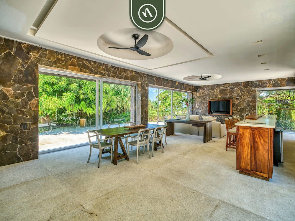 Luxury Oceanfront Villa - Private Beach - Pool