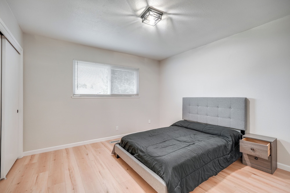4 Mi to San Joaquin River: Remodeled Home w/ Patio