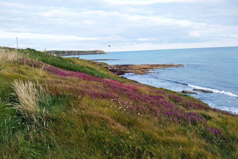 3-bed Seaside Cottage Retreat - Parking & Garden