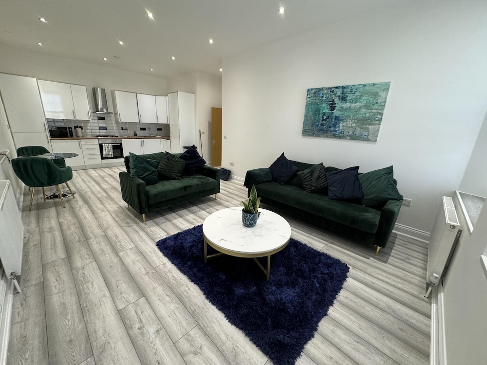 Gorgeous Spacious Apartment With Sea View view 5