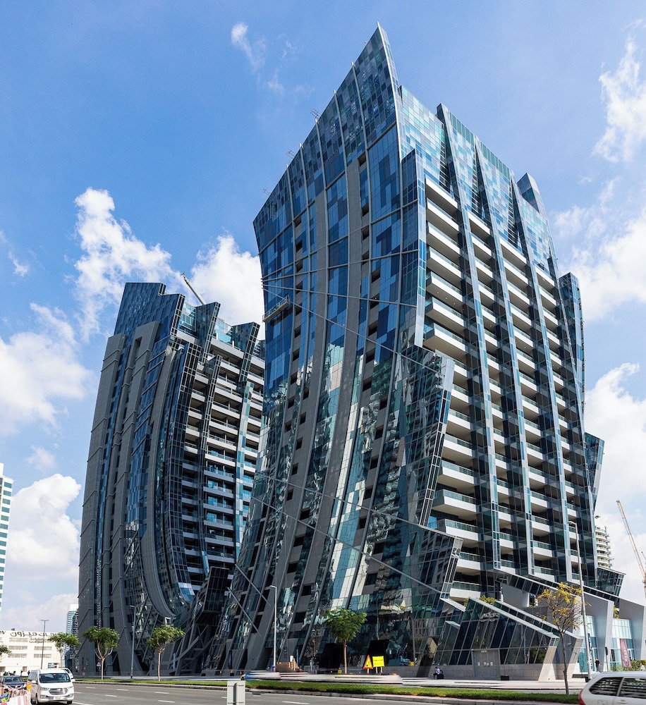 SIMPLY COMFORT Urban Chic Suites in J One Tower City & Canal Views