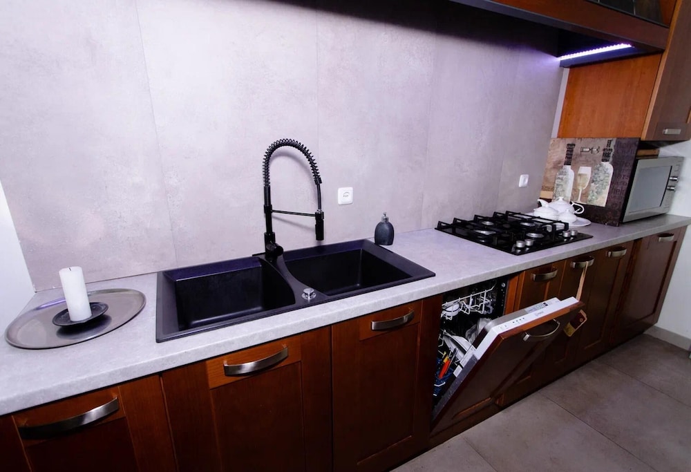 4 Bed Villa Estate Sleeps 7 - Pool, Garden, Sauna