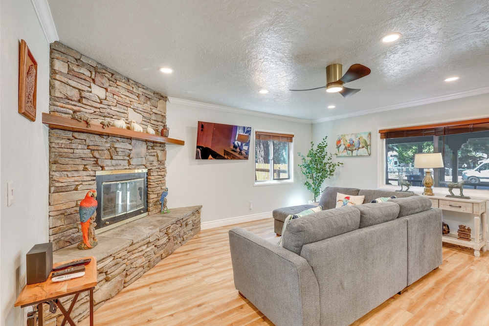 Near Slopes & Shores: Pet-friendly Sugarloaf Gem