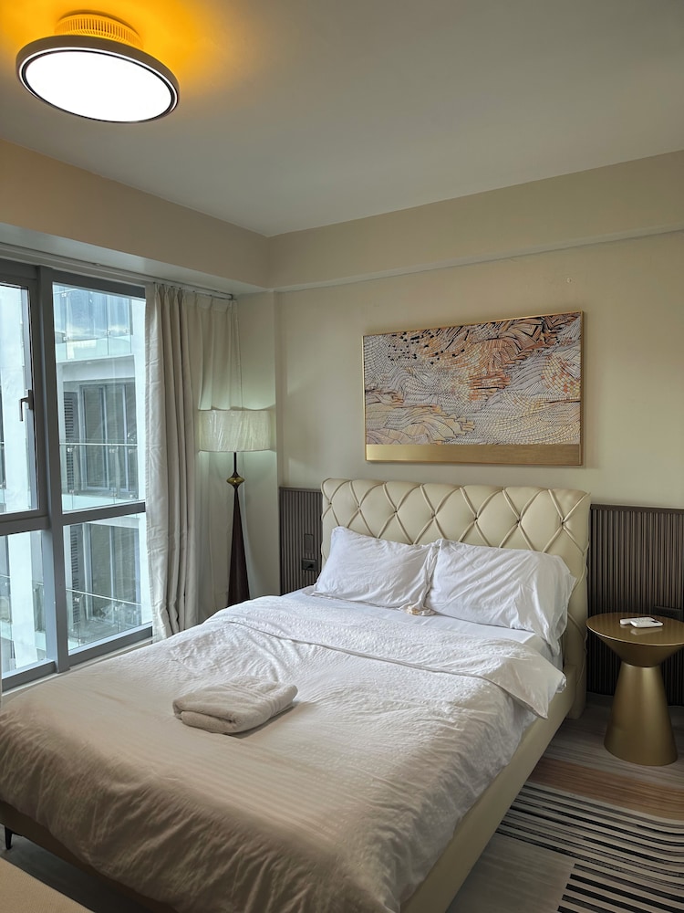 Luxury Penthouse & High-Floor Hotel near City of Dreams, Airport, Okada, and Solaire Casino