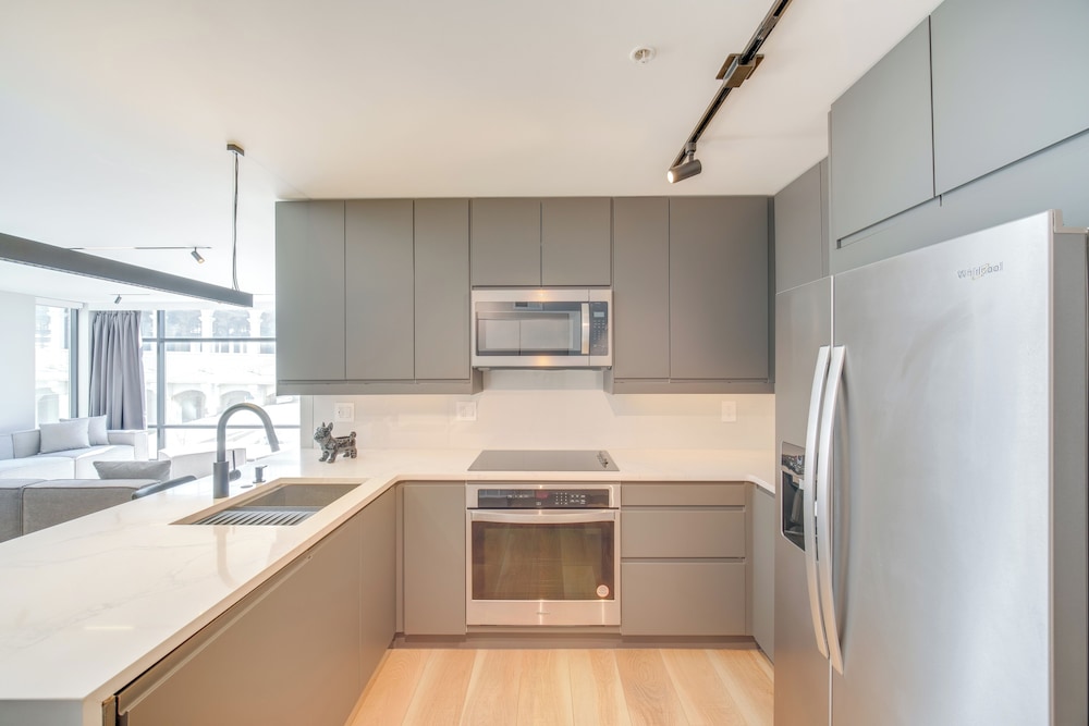 Luxe High-rise 2 Mi to Dtwn Cleveland: WFH Ready!