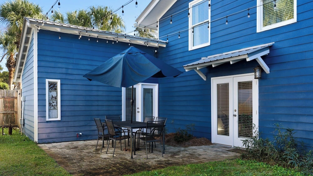 Your Ideal Beach Getaway With Private Pool, Game Room and Close to Beach!