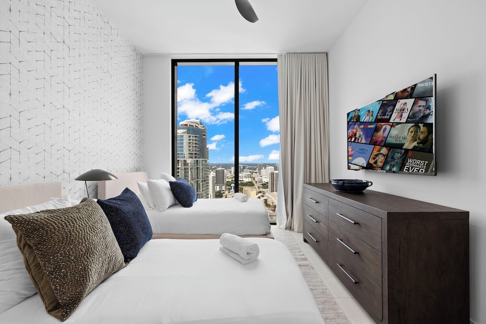 Lux Studio W City Views and Pool
