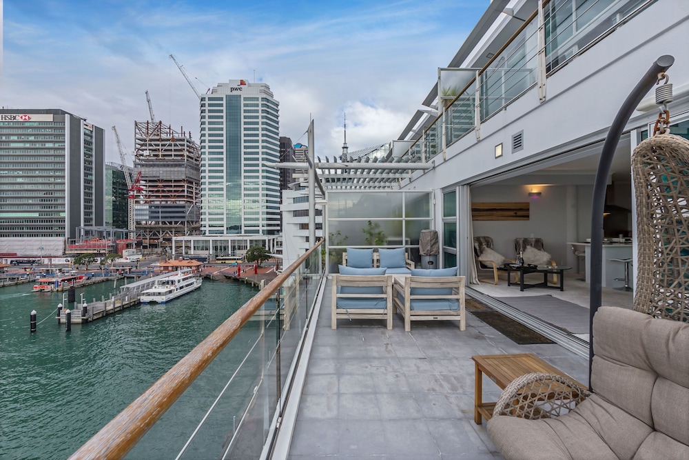 1BR Sub-Penthouse - Panoramic Views