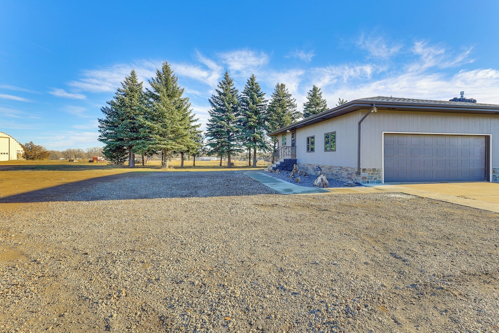 3 Acres of Serenity! Countryside Home in Dickinson