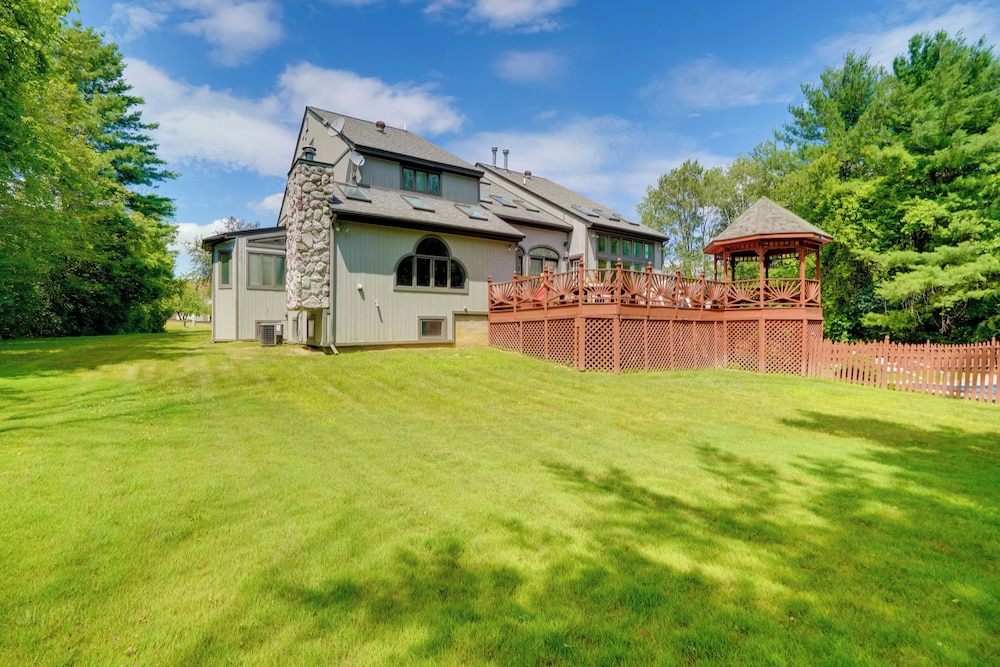 Luxury Mansion Rental w/ Rec Room in Niskayuna!