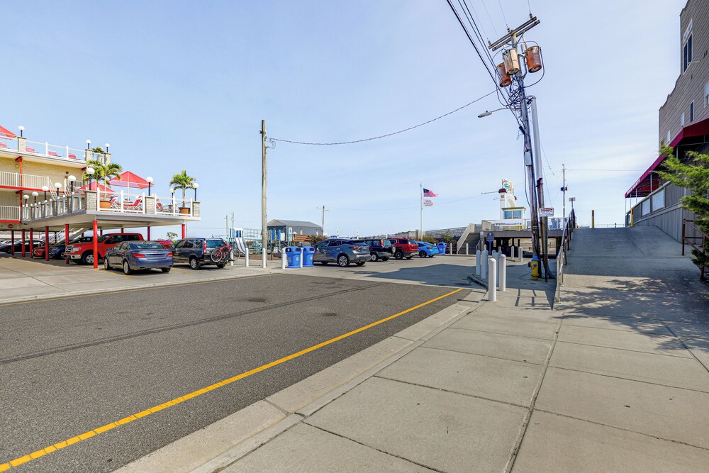 Wildwood Condo: Community Pool, Walk to Beach! view 3
