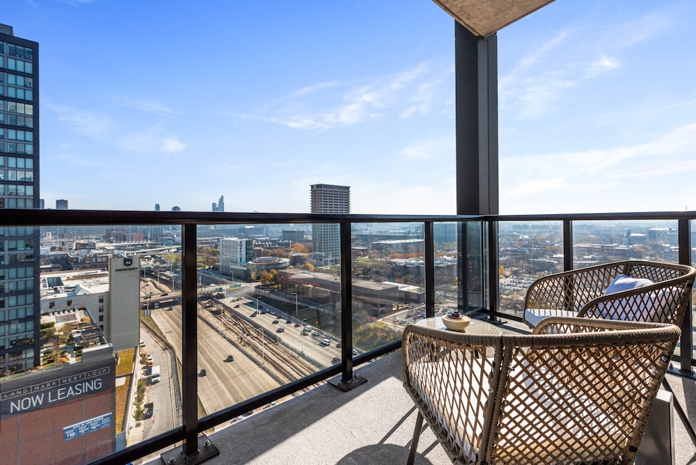 West Loop Charm Dining Nightlife Balcony