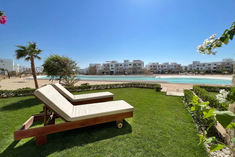 Xuru Stays I Lagoonfront Easy 1bdr @ Swan Lake El Gouna