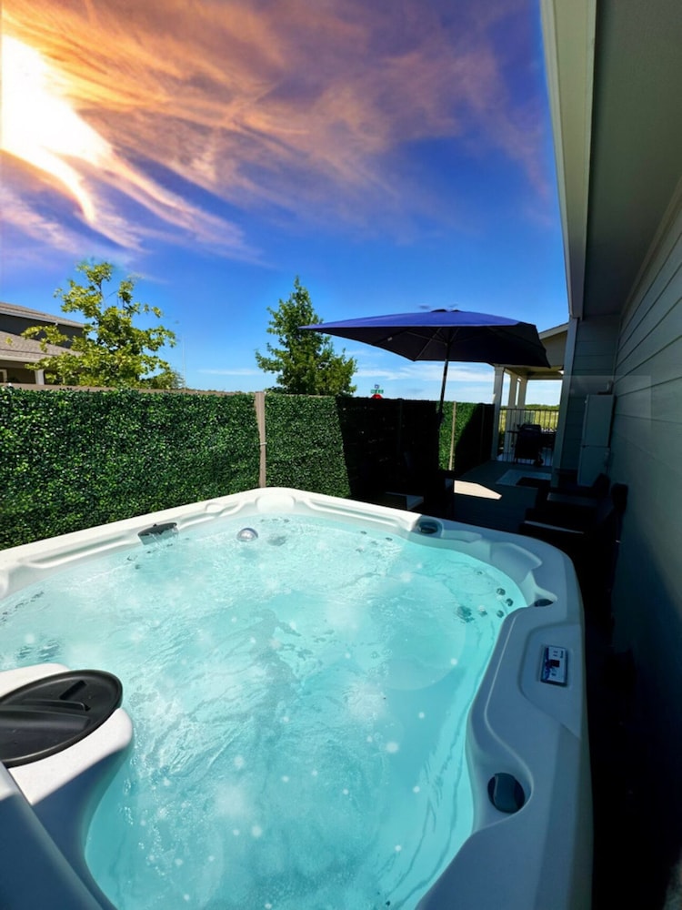 Luxury 2S Condo Hot Tub Gym Pool Airport