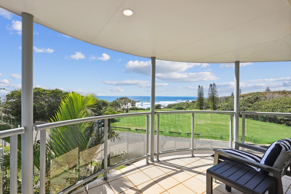 Oceanside Apartment With Views of Yaroomba Beach