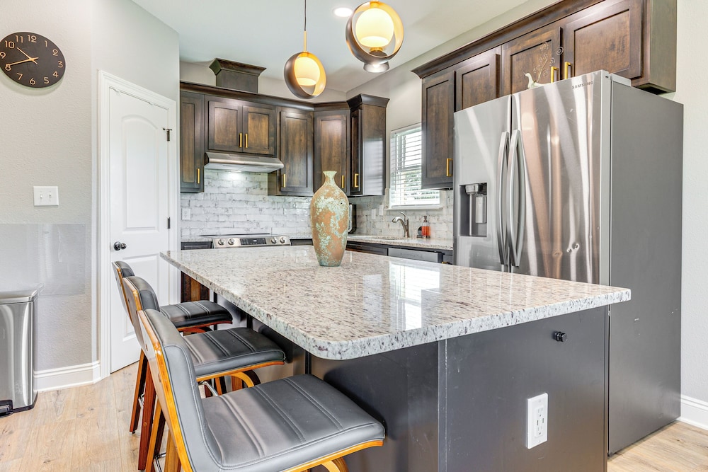 Suburban Bliss! Cozy Home w/ Neighborhood Perks