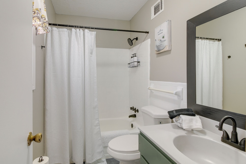 4 Mi to Shelby Farms Park: Memphis Home w/ Patio!