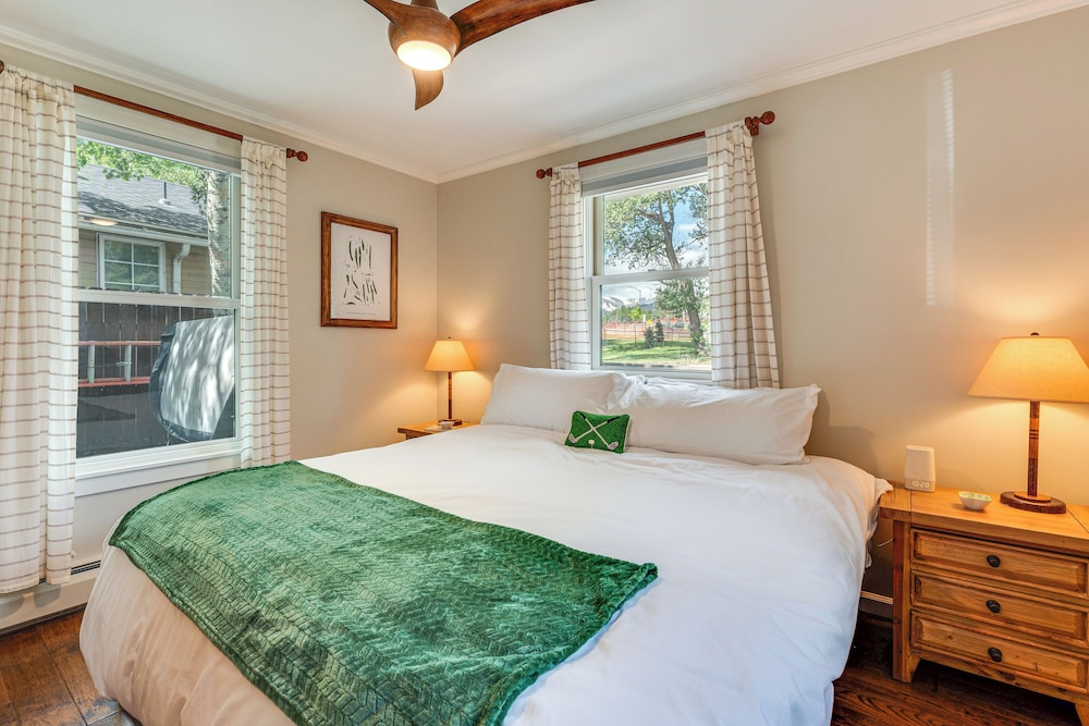 Private Hot Tub - Riverfront Cabin In Estes Park!
