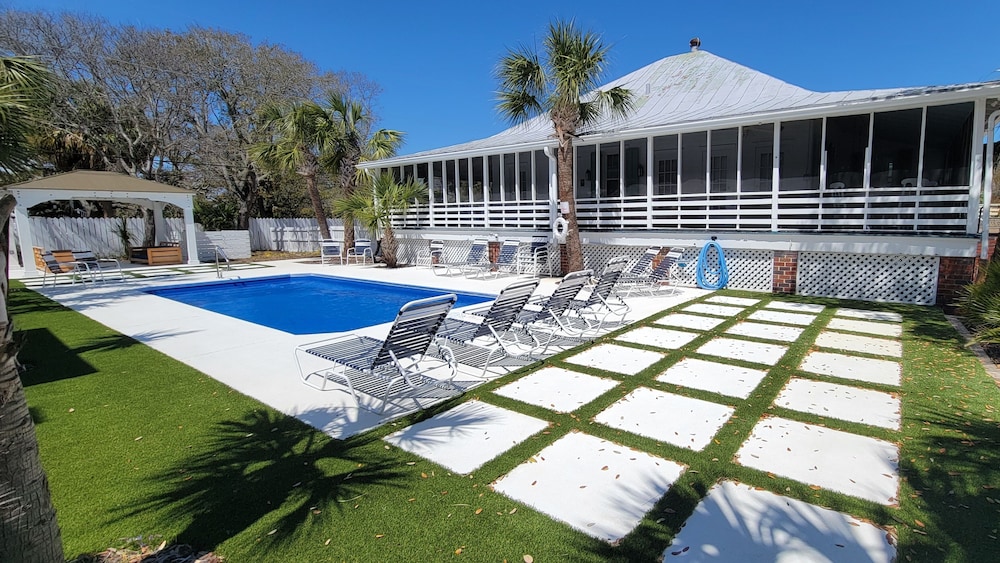 Twelve Palms Cottage by Tybee Vacation Rentals
