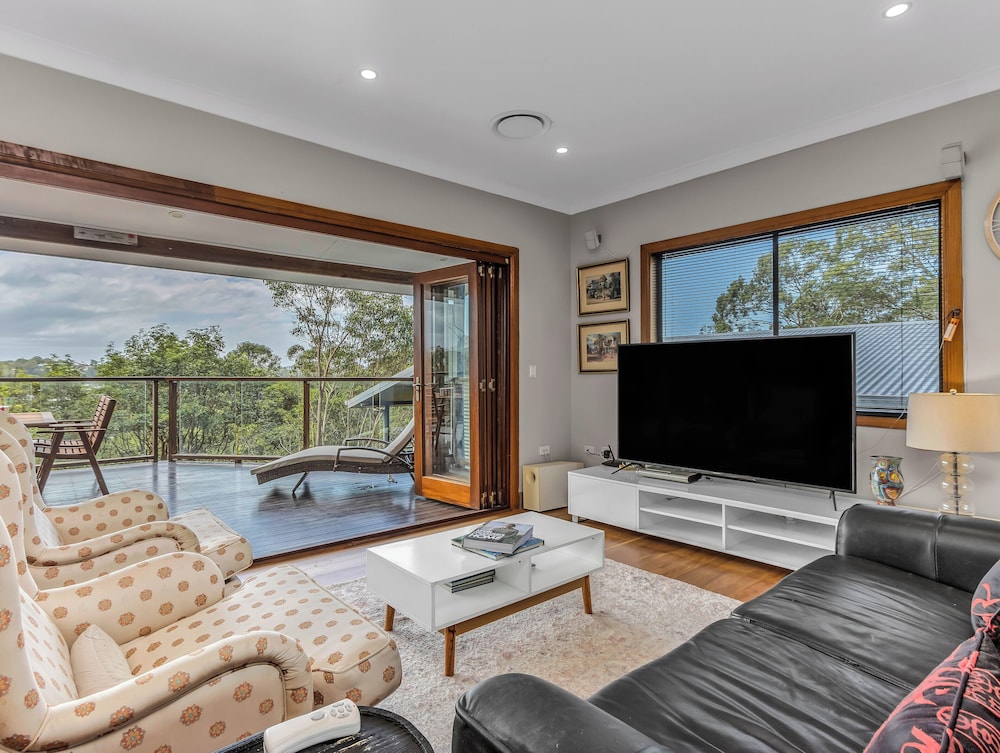 Hillcrest Retreat with River Views