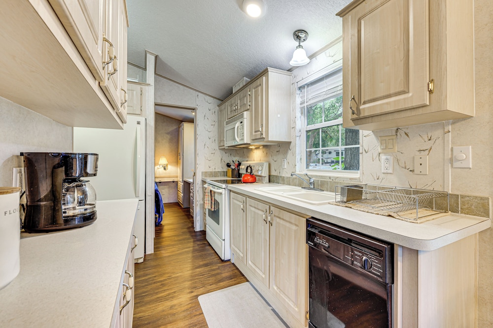 Steps to Lake Kerr: Home w/ Pool & Hot Tub Access!