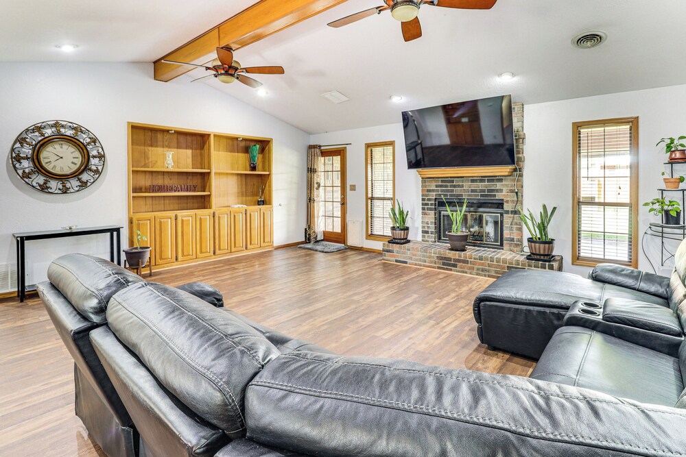 3 Mi to Downtown Roswell: Home w/ Patio + Yard