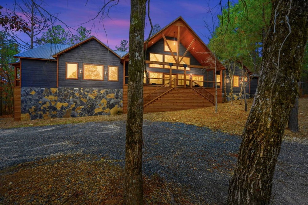 Whispering Winds Luxury Cabin in Hochatown